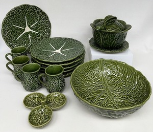 lot 223 image: Variety of Ceramic Cabbage Leaf Dishes - Unmarked