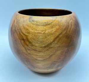 lot 232 image: Artisan JERRY McKAY Walnut Bowl
