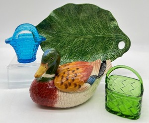 lot 263 image: Vintage FITZ & FLOYD Ceramic - Mallard Duck, MOTTAHEDEH Italy Leaf Plate & Glass Miniature Baskets