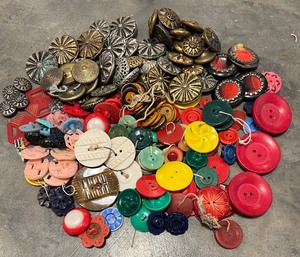 lot 294 image: Vintage Variety of Interesting Buttons