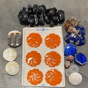 lot 295 image: Vintage Variety of Glass Buttons and Mother of Pearl