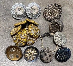 lot 298 image: Antique Vintage Variety of Steel Point and Story Buttons