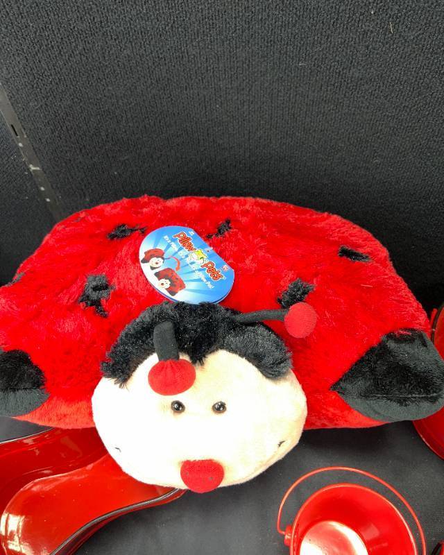 lot 1346 image: VALENTINE ITEMS PLUS PETS WITH TAGS