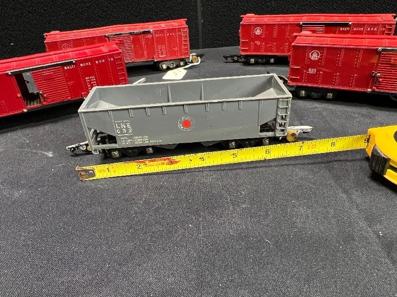 lot 301 image: Vintage 5 Train Cars