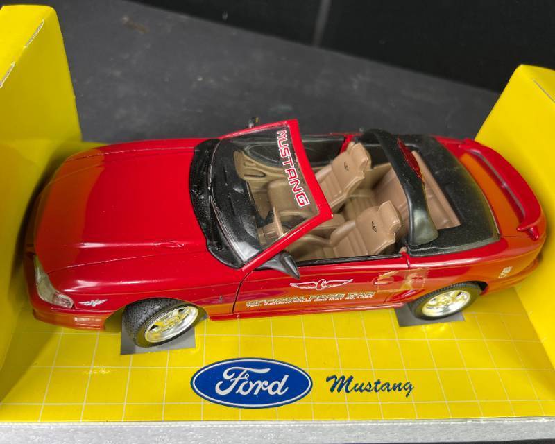 lot 24 image: 118 Die Cast Ford Mustang Pace Car Indy 500 NOS