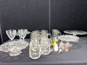 lot 1564 image: MIXED GLASS LOT