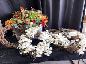 lot 1568 image: VARIOUS ARTIFICIAL FLOWERS AND WREATH LOT