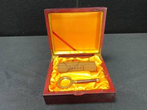 lot 1587 image: SHANGHAI CHINA COMMEMORATIVE BOX & ROLLED MESSAGE W MAGNIFYING GLASS