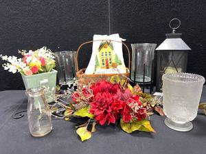 lot 1591 image: HOME DECOR LOTE, SWAG HANGING, KITCHEN TOWEL SET, FROSTED GLASS