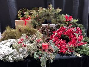 lot 1600 image: CHRISTMAS WREATH LOT