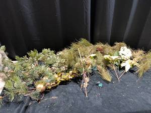 lot 1476 image: VARIOUS GOLD AND GREEN CHRISTMAS GARLAND AND OTHERS