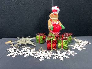 lot 1482 image: CHRISTMAS DECOR LOT