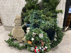 lot 1485 image: WREATHS, OVER FILLED TOTO OF GREENERY, METAL SNOWMEN
