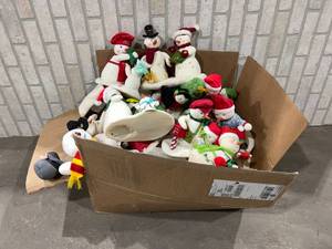 lot 1488 image: PLUSH SNOWMEN LOT