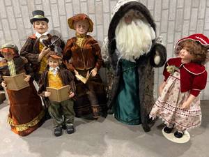 lot 1490 image: CAROLERS, SANTA, AND PORCELIAN FIGURES