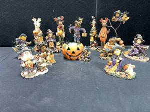lot 1667 image: HALLOWEEN DECOR BOYDS BEARS LOT