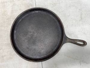 lot 1669 image: CAST IRON ROUND 10 12 LODGE SKILLET USA