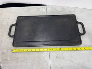 lot 1670 image: CAST IRON GRIDDLE 17 12 LODGE USA