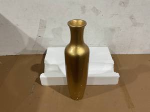 lot 181 image: 28 Gold Flower Vase