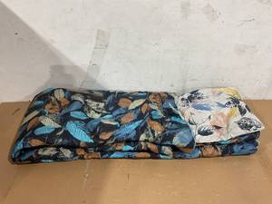 lot 194 image: King Size Comforter