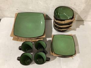 lot 524 image: Green Dinnerware set of 4