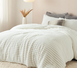 lot 518 image: Bedsure Flannel Fleece Fluffy Comforter Set