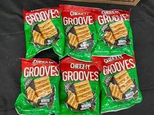 lot 385 image: Cheez it Grooves 6 bags&nbspBest&nbspBy 07042024