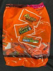 lot 417 image: Reeses 2 pound Party Bag&nbspBest&nbspBy 112023