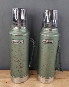 lot 46 image: Pair of Vintage Aladdin Stanley Thermoses E