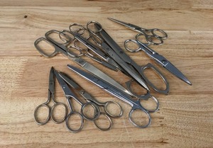 lot 102 image: Assortment of 11 Metal Scissors E