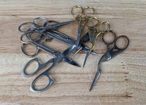lot 105 image: Lot of 8 Pairs of Metal ScissorsOrnate Sewing Scissors & Stork Embroidery Scissors E