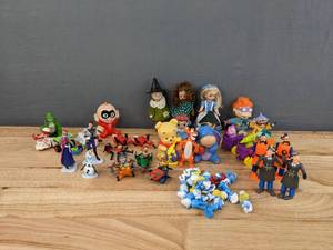 lot 117 image: Assorted Figurines includes Wizard of Oz, Smurfs, Winnie the Pooh, Rugrats, and More E