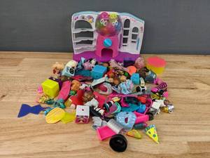 lot 89 image: Shopkins Sweet Spot Play Set and Assorted Small ToyDoll Accessories E