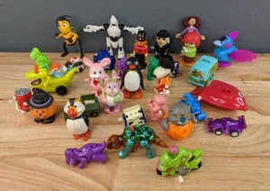 lot 38 image: Vintage Collection of Wind-Up and Other Toy Figures E