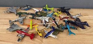 lot 26 image: Collection of Vintage Toy Airplanes E