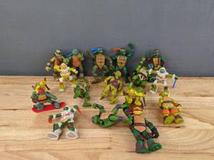lot 60 image: Collection of Assorted Teenage Mutant Ninja Turtles Action FiguresToys E