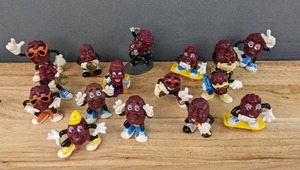 lot 57 image: Collection of Vintage California Raisins Figures E