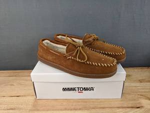 lot 64C image: Mens Minnetonka Pile Lined Hardsole Slipper Size 13M N