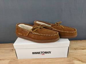 lot 68B image: Mens Minnetonka Pile Lined Hardsole Slippers Size 12M N