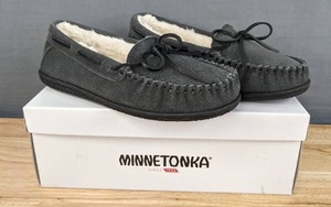 lot 136 image: Minnetonka Womens Camp Tie Moccasin Slipper - Size 8 N
