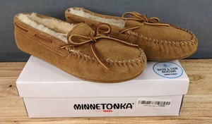 lot 135 image: Minnetonka Womens Sheepskin Softsole Slipper - Size 9M N