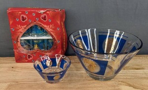lot 133 image: Vintage BlueGold Chip & Dip Set of Two Bowls and Set of Six BlueGold Glasses E