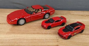 lot 58 image: Red Die Cast Toy Cars Corvette and 2017 Camaro ZL1 (x2) E