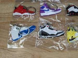 lot 23B image: 20 Brand New Nike Air Jordan & LeBron Sneaker Shoe Keychains Air Max Z