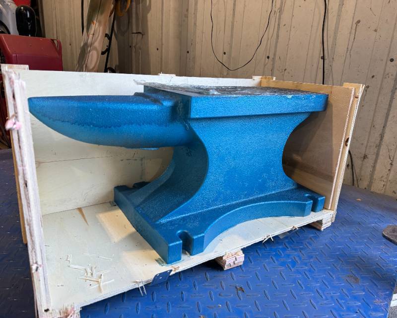 lot 295 image: Cast Iron Anvil 400 Pounds