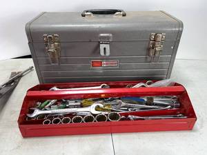 lot 320 image: CRAFTSMAN TOOL BOX WITH CONTENTS