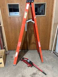lot 359 image: METAL LADDER AND FLOOR JACK