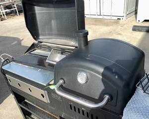 lot 368 image: Project Grill  Smoker