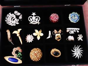 Lot Of Vintage Brooches Art, Risa, Monet, Carolee, Disney   (Not The Tray)
