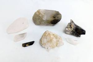 lot 48 image: Lot of Quartz and Smoky Quartz Stones